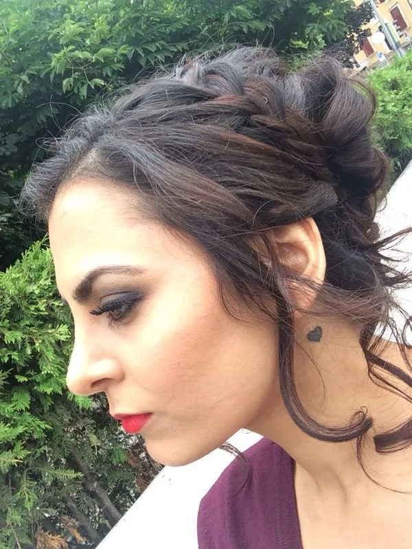 Maquillage de soirée de profil, coiffure tressée