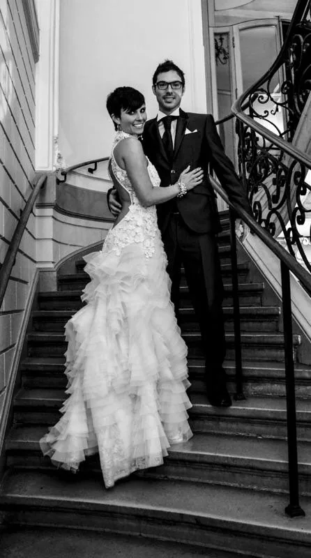 Mariés dans un escalier, en noir et blanc