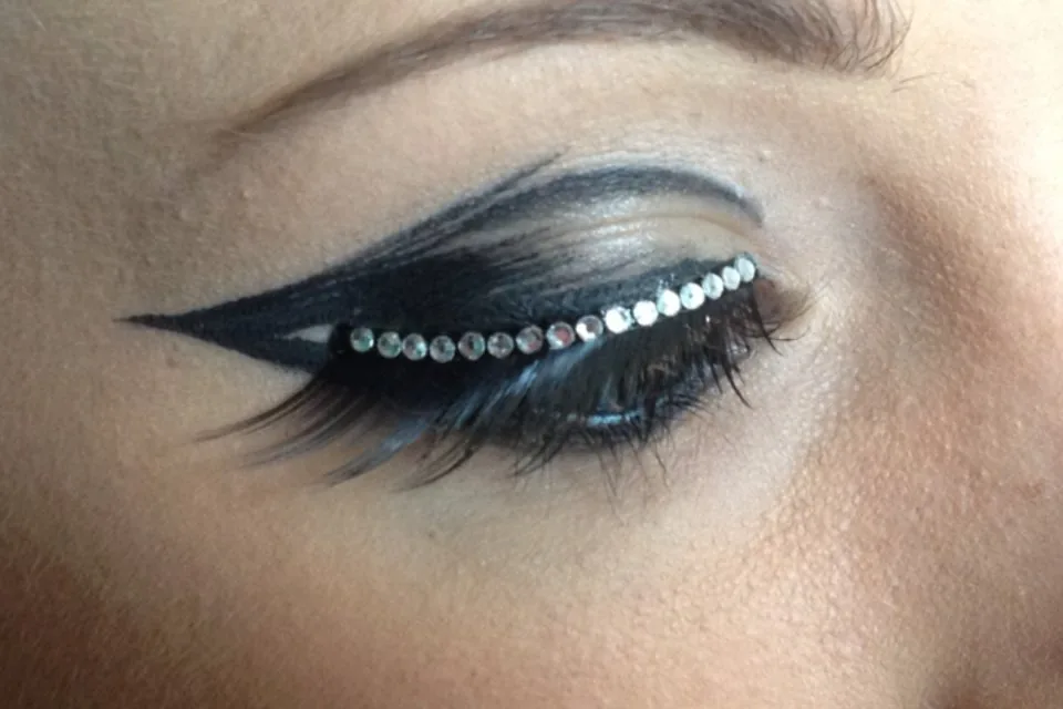 Eyeliner graphique rehaussé de strass