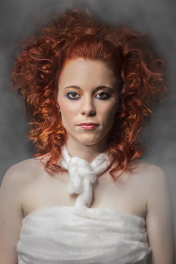 Shooting créatif, modèle rousse