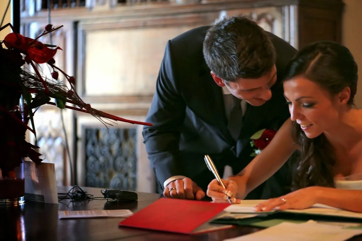 Mariés signant le registre