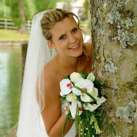 Mariée avec voile et bouquet